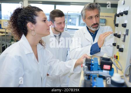 Junge Menschen, die im Robotik-Klassenzimmer arbeiten Stockfoto