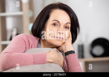 Lächelnd berührt woma ihr Gesicht Stockfoto