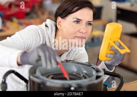 Mädchen mit Messgeräten im Elektronik-Labor Stockfoto