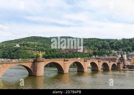 Heidelberger Ansicht von Karl-Theodor Alte Brücke am Neckar und Alte Brückentor.Deutschland. Stockfoto
