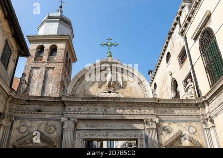 Die dekorative Fassade der Scuola Grande di San Giovanni Evangelista in San Polo, Venedig, Italien Stockfoto