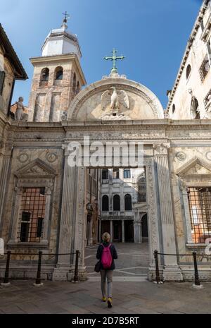 Die dekorative Fassade der Scuola Grande di San Giovanni Evangelista in San Polo, Venedig, Italien Stockfoto