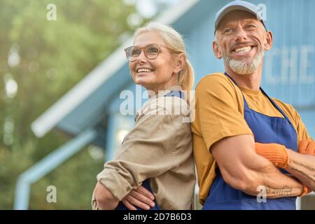 Kaukasisches Paar mittleren Alters auf Gartenhaus Hintergrund Stockfoto