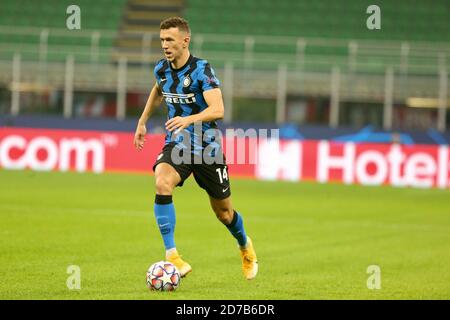 Mailand, Italien. Oktober 2020. Fußball: Champions League, Inter Mailand - Borussia Mönchengladbach, Gruppenphase, Gruppe B, Matchday 1 im Giuseppe Meazza Stadion. Ivan Perisic von Inter Mailand am Ball. Quelle: Cezaro de Luca/dpa/Alamy Live News Stockfoto