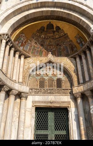 Mosaik der Übersetzung des Körpers des Heiligen Markus - San Alipio Fassade Tür. Markusdom auf dem Markusplatz, Venedig, Italien Stockfoto