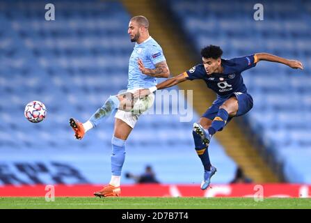 Kyle Walker von Manchester City (links) und Luis Diaz von FC Porto kämpfen beim UEFA Champions League-Spiel der Gruppe C im Etihad Stadium in Manchester um den Ball. Stockfoto