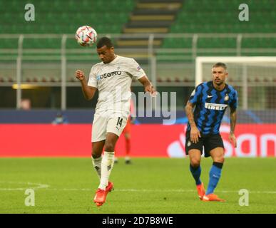 Mailand, Italien. Oktober 2020. Fußball: Champions League, Inter Mailand - Borussia Mönchengladbach, Gruppenphase, Gruppe B, Matchday 1 im Giuseppe Meazza Stadion. Mönchengladbachs Alassane Pléa (l) auf dem Ball. Quelle: Cezaro de Luca/dpa/Alamy Live News Stockfoto