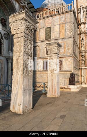 Die Säulen von Akko an der Südwand der Markusbasilika mit dem Porträt der vier Tetrarchen im Hintergrund, Piazza San Marco, Venedig, Italien Stockfoto