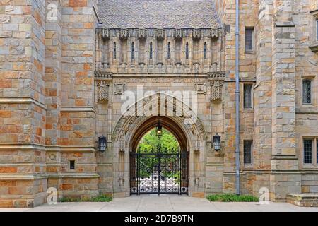 Tor zur Branford Hall in der Yale University, New Haven, Connecticut, CT, USA. Stockfoto