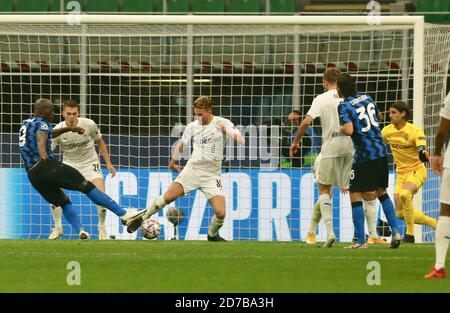 Mailand, Italien. Oktober 2020. Fußball: Champions League, Inter Mailand - Borussia Mönchengladbach, Gruppenphase, Gruppe B, Matchday 1 im Giuseppe Meazza Stadion. Romelu Lukaku (l) von Inter Mailand zielt auf das Ziel. Quelle: Cezaro de Luca/dpa/Alamy Live News Stockfoto