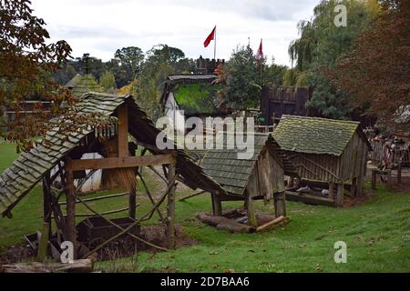 Das Norman Village im Stansted Mountfitchet Castle in Essex, England. Authentische Rekonstruktion eines Dorfes während der normannischen Zeit mit Holzgebäuden. Stockfoto