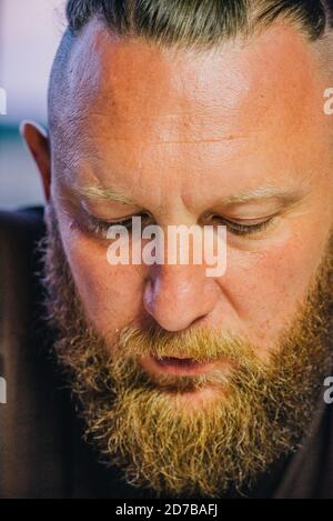 Hipster Stil bärtiger Mann. Der attraktive Mann die Blondine mit langen Haaren des europäischen Auftritts mit einem Bart Stockfoto
