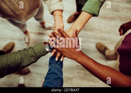 Erfolgreiche Business Group Hände gestapelt zusammen zeigen Einheit und Teamarbeit. Stockfoto