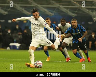 Mailand, Italien. Oktober 2020. Fußball: Champions League, Inter Mailand - Borussia Mönchengladbach, Gruppenphase, Gruppe B, Matchday 1 im Giuseppe Meazza Stadion. Ramy Bensebaini (l) aus Mönchengladbach erzielt das 1:1. Quelle: Cezaro de Luca/dpa/Alamy Live News Stockfoto