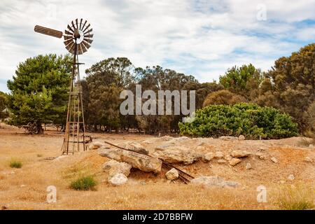 Eine alte Windmühle im Land in Südaustralien Stockfoto