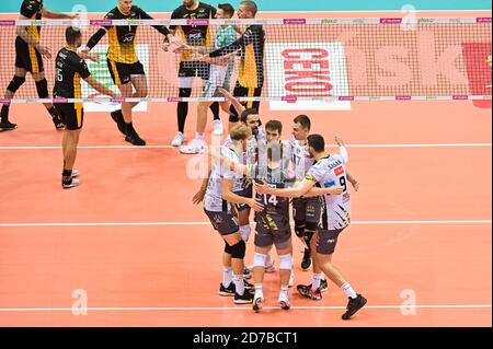 Team Trefl Danzig in Aktion während des Plus Liga Spiels zwischen Trefl Danzig und PGE Skra Belchatow im Ergo Arena Stadion.(Endstand: Trefl Danzig 1:3 PGE Skra Belchatow) Stockfoto