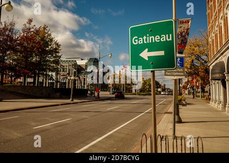 Ottawa, Ontario, Kanada - 8. Oktober 2020: Ein Schild in der Innenstadt von Ottawa, Ontario weist Fahrer in Richtung Gatineau, Quebec. Stockfoto