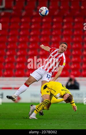 Staffordshire, Großbritannien. Oktober 2020. English Football League Championship Football, Stoke City gegen Barnsley; James Chester von Stoke City springt für den Ball Kredit: Action Plus Sports Images/Alamy Live News Stockfoto