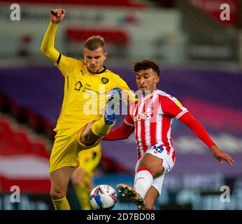 Staffordshire, Großbritannien. Oktober 2020. English Football League Championship Football, Stoke City gegen Barnsley; Jacob Brown von Stoke City hat sein Auge auf den Ball Kredit: Action Plus Sports Images/Alamy Live News Stockfoto