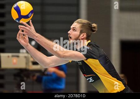 Karol Klos von Skra in Aktion während des Plus Liga Spiels zwischen Trefl Danzig und PGE Skra Belchatow im Ergo Arena Stadion.(Endstand: Trefl Danzig 1:3 PGE Skra Belchatow) Stockfoto