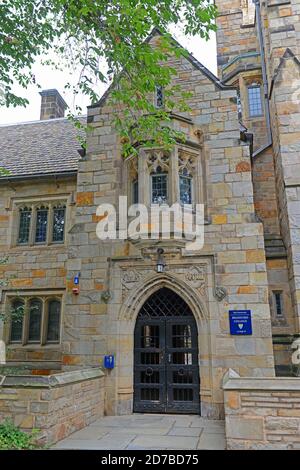 Tor zur Branford Hall in der Yale University, New Haven, Connecticut, USA. Stockfoto