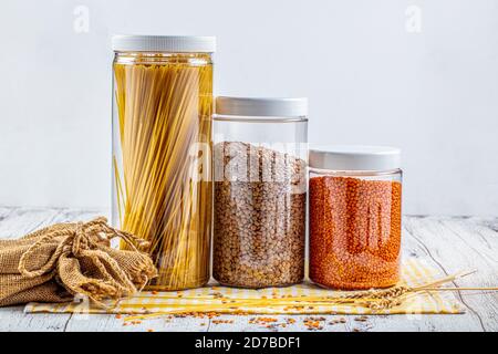 Vollkornteigwaren und Müsli. Pasta, Linsen und rote Linsen in Jars. Keine Verschwendung. Stockfoto