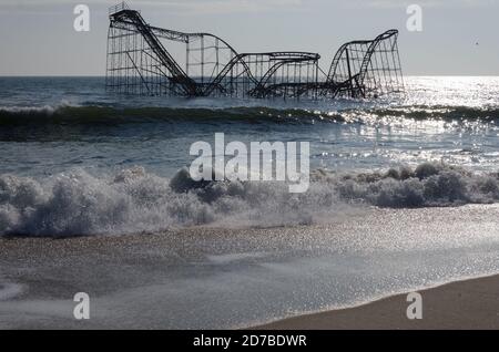 Eine Achterbahn sitzt im Atlantischen Ozean, nachdem ein Pier nach Hurrikan Sandy zusammengebrochen ist. Sandy traf am 29. Oktober 2012. Foto von Liz Roll Stockfoto