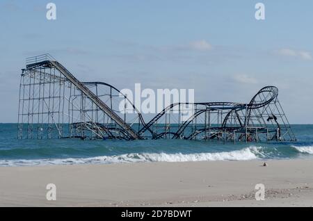 Eine Achterbahn sitzt im Atlantischen Ozean, nachdem ein Pier nach Hurrikan Sandy zusammengebrochen ist. Sandy traf am 29. Oktober 2012. Foto von Liz Roll Stockfoto