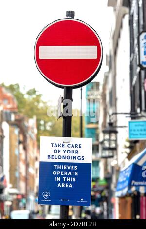 London, Großbritannien. Oktober 2020. Ein Schild in Soho, das die Menschen warnt, sich um ihr Eigentum zu kümmern, weil dort Diebe operieren. Das Schild ist unter einem No Entry Notice-Schild zu sehen. Quelle: Dave Rushen/SOPA Images/ZUMA Wire/Alamy Live News Stockfoto