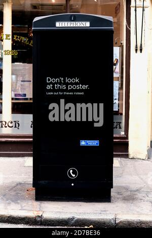 London, Großbritannien. Oktober 2020. Ein Plakat auf einem Telefonkiosk von der Metropolitan Police, das sagt ''˜Schau nicht auf dieses Plakat, Suche nach Dieben insteadâ Credit: Dave Rushen/SOPA Images/ZUMA Wire/Alamy Live News Stockfoto