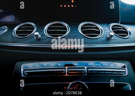 Klimaanlage im Kühlergrill Stockfoto