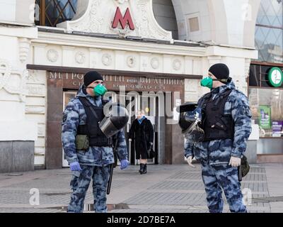 Moskau, Russland. April 2020. Während der COVID-19-Epidemie sind vor einem U-Bahneingang Beamte der Nationalgarde im Einsatz.die Nationalgarde wird in der Moskauer Innenstadt eingesetzt, um der Polizei bei der Durchsetzung der Regeln für Facemasken und soziale Distanzierung zu helfen, um die Infektionsrate des Covid-19-Coronavirus zu senken. Kredit: Mihail Tokmakov/SOPA Images/ZUMA Wire/Alamy Live Nachrichten Stockfoto