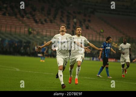 Mailand, Italien. Oktober 2020. Fußball: Champions League, Inter Mailand - Borussia Mönchengladbach, Gruppenphase, Gruppe B, Matchday 1 im Giuseppe Meazza Stadion. Mönchengladbachs Jonas Hofmann (l.) feiert sein 2-1-Tor. Quelle: Cezaro de Luca/dpa/Alamy Live News Stockfoto