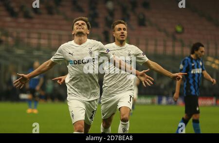 Mailand, Italien. Oktober 2020. Fußball: Champions League, Inter Mailand - Borussia Mönchengladbach, Gruppenphase, Gruppe B, Matchday 1 im Giuseppe Meazza Stadion. Mönchengladbachs Jonas Hofmann (l.) feiert sein 2-1-Tor. Quelle: Cezaro de Luca/dpa/Alamy Live News Stockfoto