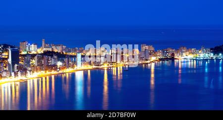 Calpe Küste. Calp Küste bei Nacht. Lange Exposition in der Nacht von Calpe Küste während der Nacht in der Nähe von Penon von Ifach im Süden von Spanien Stockfoto