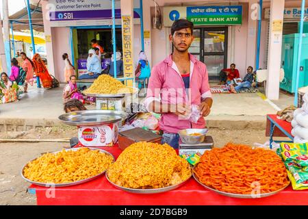 Verkaufsstand für Street Food und lokale Produkte, darunter Jalebi und süße Snacks, in einem Straßenmarkt in einem Dorf im Madhya Pradesh, Indien Stockfoto