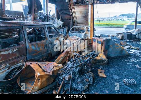 Versengte verstümmelte Metall nach dem Brand im Autogeschäft Stockfoto