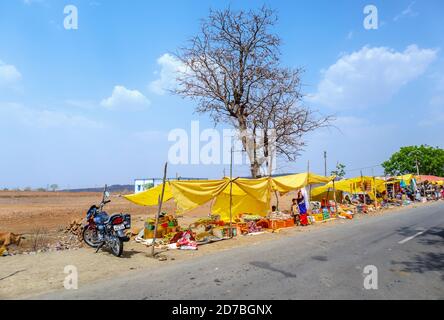 Temporäre Stände verkaufen lokale Produkte und Waren in einem Straßenmarkt in einem Dorf in Madhya Pradesh, Indien Stockfoto