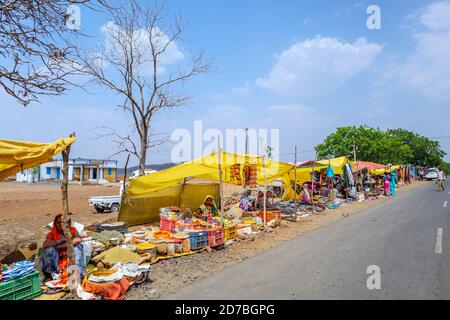 Temporäre Stände verkaufen lokale Produkte und Waren in einem Straßenmarkt in einem Dorf in Madhya Pradesh, Indien Stockfoto