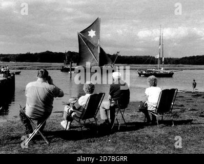 AJAXNETPHOTO. BUCKLER'S HARD, BEAULIEU RIVER, ENGLAND. - BOOTSBEOBACHTER - BOOTE AUF DEM FLUSS BEOBACHTEN; THAMES BARGE ENTFERNT.FOTO:JONATHAN EASTLAND/AJAX REF:48 6 97 Stockfoto