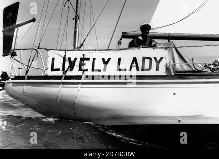 AJAXNETPHOTO. JULI 1967. SOUTHSEA, ENGLAND - GEMÜSEHÄNDLER SETZT SEGEL - ALEC ROSE, EIN GEMÜSEHÄNDLER AUS SOUTHSEA, MACHT SICH IN SEINER 36 FUSS LANGEN KETCH LIVELY LADY ZU BEGINN SEINER SOLO-UMRUNDUNG AUF DEN WEG. FOTO: JONATHAN EASTLAND/AJAX REF: A0022 67 Stockfoto