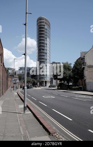 AJAXNETPHOTO. PORTSMOUTH, ENGLAND. - BETON UND GLAS - TURMBLOCK IN QUEEN STREET MIT BLICK AUF DEN HAFEN. FOTO:JONATHAN EASTLAND/AJAX REF:DP2 91506 67 Stockfoto