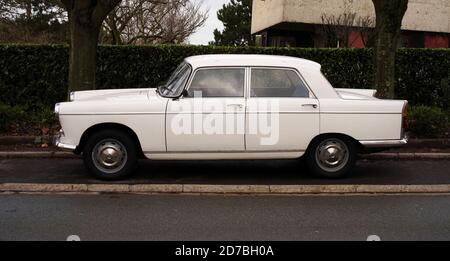 AJAXNETPHOTO. LOUVCIENNES, FRANKREICH. - SELTENER KLASSIKER - EIN PEUGEOT 404 SALON AUF EINER WOHNSTRASSE GEPARKT.FOTO:JONATHAN EASTLAND/AJAX REF:GXR92612 1030141 Stockfoto