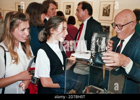 AJAXNETPHOTO. JULI 1995. OXFORD, ENGLAND. - FRANZÖSISCHER HUMANIST FOTOGRAF - WILLY RONIS (RECHTS) SIGNIERTE KOPIEN SEINES BUCHES IM MUSEUM OF MODERN ART, DAS SEINE LEBENSWERK-AUSSTELLUNG ZEIGTE.FOTO:JONATHAN EASTLAND/AJAX REF:CD3527 09 7 Stockfoto