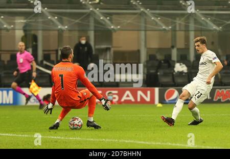 Mailand, Italien. Oktober 2020. Fußball: Champions League, Inter Mailand - Borussia Mönchengladbach, Gruppenphase, Gruppe B, Matchday 1 im Giuseppe Meazza Stadion. Mönchengladbachs Jonas Hofmann (r) erzielt das 2:1. Quelle: Cezaro de Luca/dpa/Alamy Live News Stockfoto