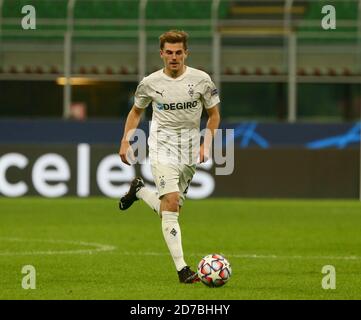 Mailand, Italien. Oktober 2020. Fußball: Champions League, Inter Mailand - Borussia Mönchengladbach, Gruppenphase, Gruppe B, Matchday 1 im Giuseppe Meazza Stadion. Mönchengladbachs Jonas Hofmann am Ball Credit: Cezaro de Luca/dpa/Alamy Live News Stockfoto