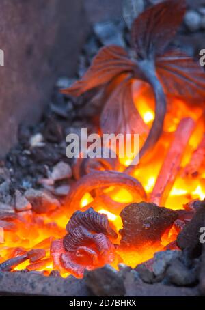 Heißes Metall handgemachte einzigartige Eisen Rose in Schmiedeofen Stockfoto