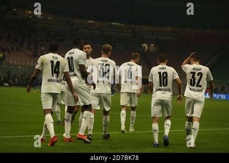 Mailand, Italien. Oktober 2020. Fußball: Champions League, Inter Mailand - Borussia Mönchengladbach, Gruppenphase, Gruppe B, Matchday 1 im Giuseppe Meazza Stadion. Mönchengladbachs Team feiert das 2:1. Quelle: Cezaro de Luca/dpa/Alamy Live News Stockfoto