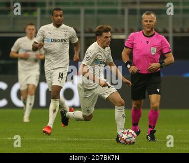 Mailand, Italien. Oktober 2020. Fußball: Champions League, Inter Mailand - Borussia Mönchengladbach, Gruppenphase, Gruppe B, Matchday 1 im Giuseppe Meazza Stadion. Mönchengladbachs Jonas Hofmann (2. Von rechts) am Ball. Quelle: Cezaro de Luca/dpa/Alamy Live News Stockfoto