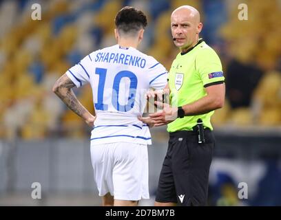 KIEW, UKRAINE - 29. SEPTEMBER 2020: Schiedsrichter Szymon Marciniak (Polen) im Einsatz während des UEFA Champions League-Play-off-Spiels Dynamo Kiew gegen Gent im NSC Olimpiyskyi Stadion in Kiew Stockfoto